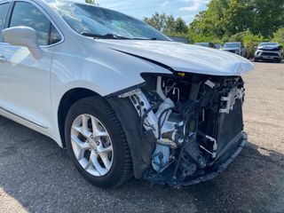 2020 Chrysler Pacifica 35th Anniversary Touring L - Primary Damage Right Image